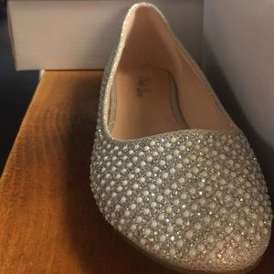 Brand new Bella Luna pearl and silver flats
